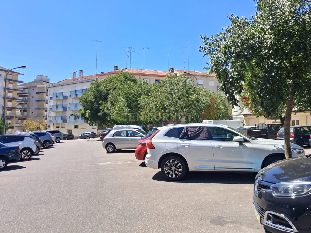 Apartamento para “ARRENDAMENTO”, de tipologia T3, com 1 WC, varanda comprida, despensa e arrecadação no sótão, localizado no centro de Castelo Branco. - Image 20