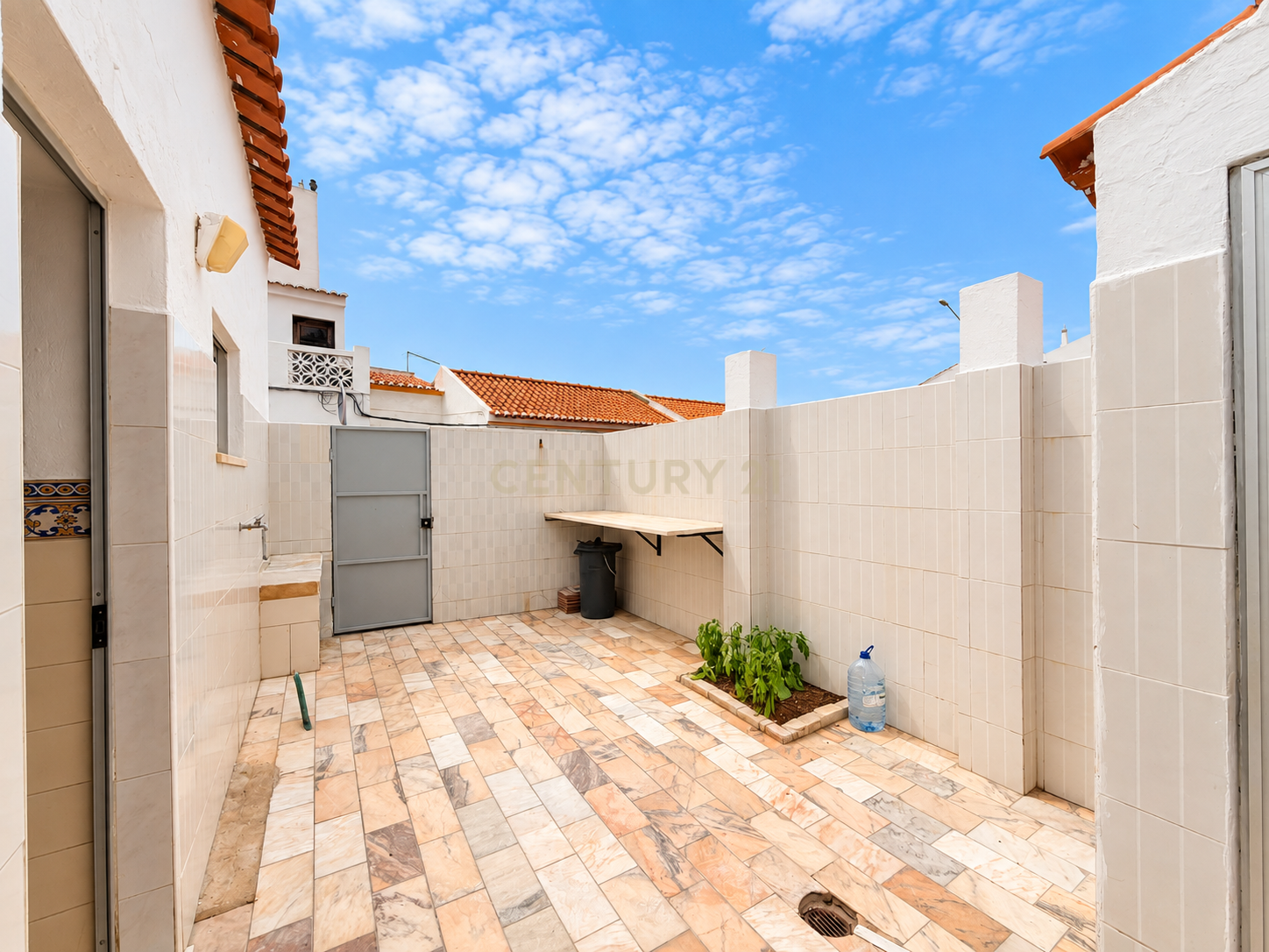 Fotografia 7 de Uma casa com alma portuguesa, espaço exterior e Lagos mesmo ali ao lado.