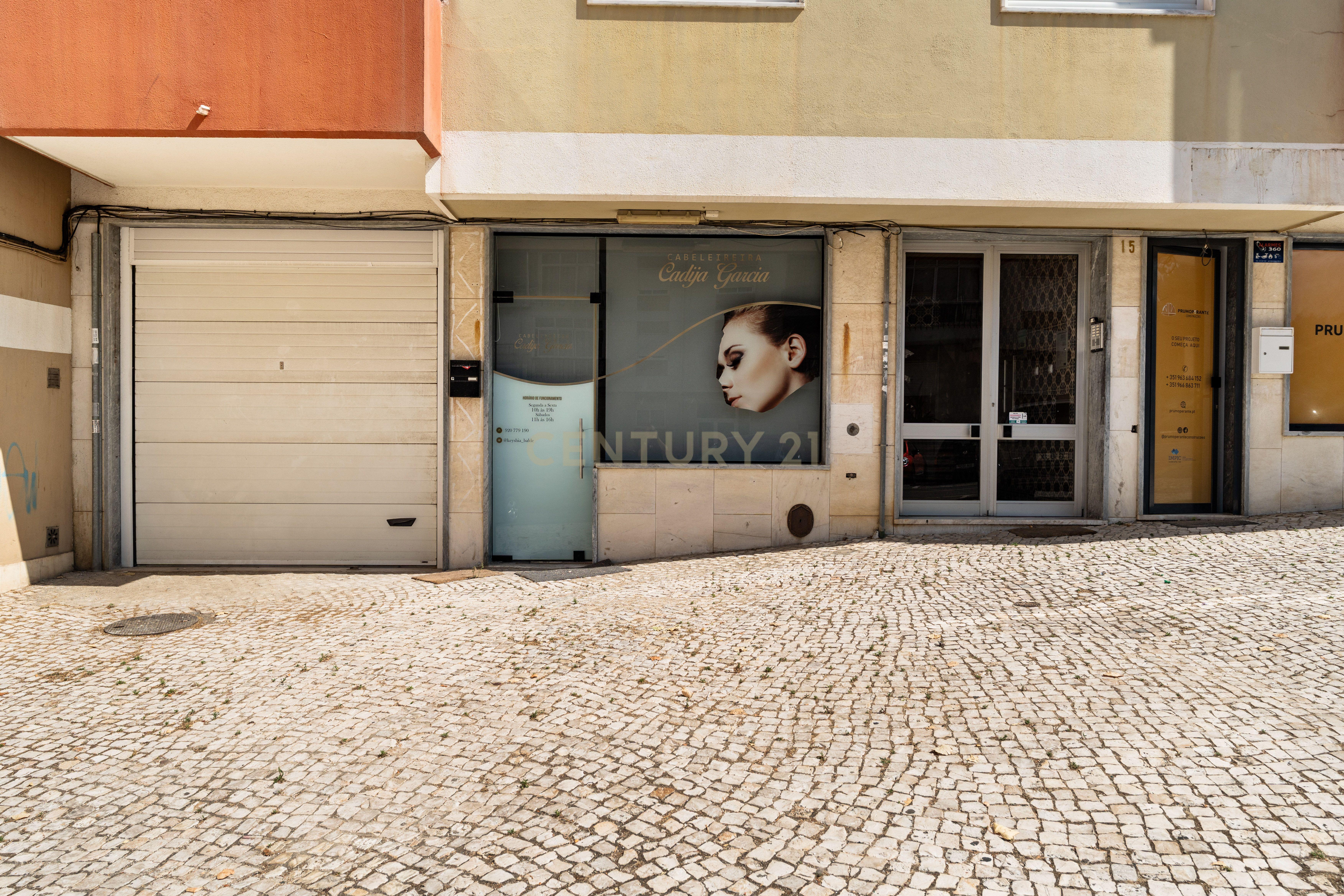 Fotografia 3 de Loja renovada com montra no Cacém