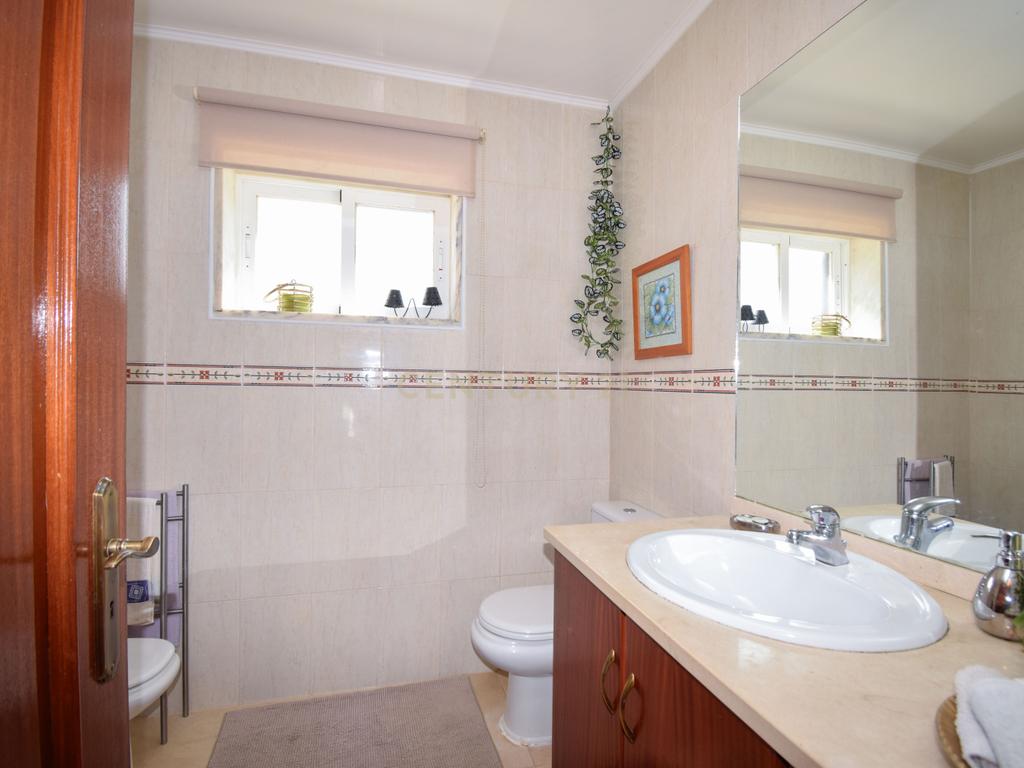 Moradia T5 com piscina em zona tranquila a 20 minutos de Lisboa - Image 7