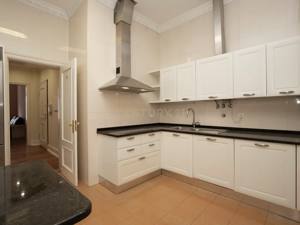 *Apartamento Exclusivo em Edifício Tradicional de Lisboa* - Image 11