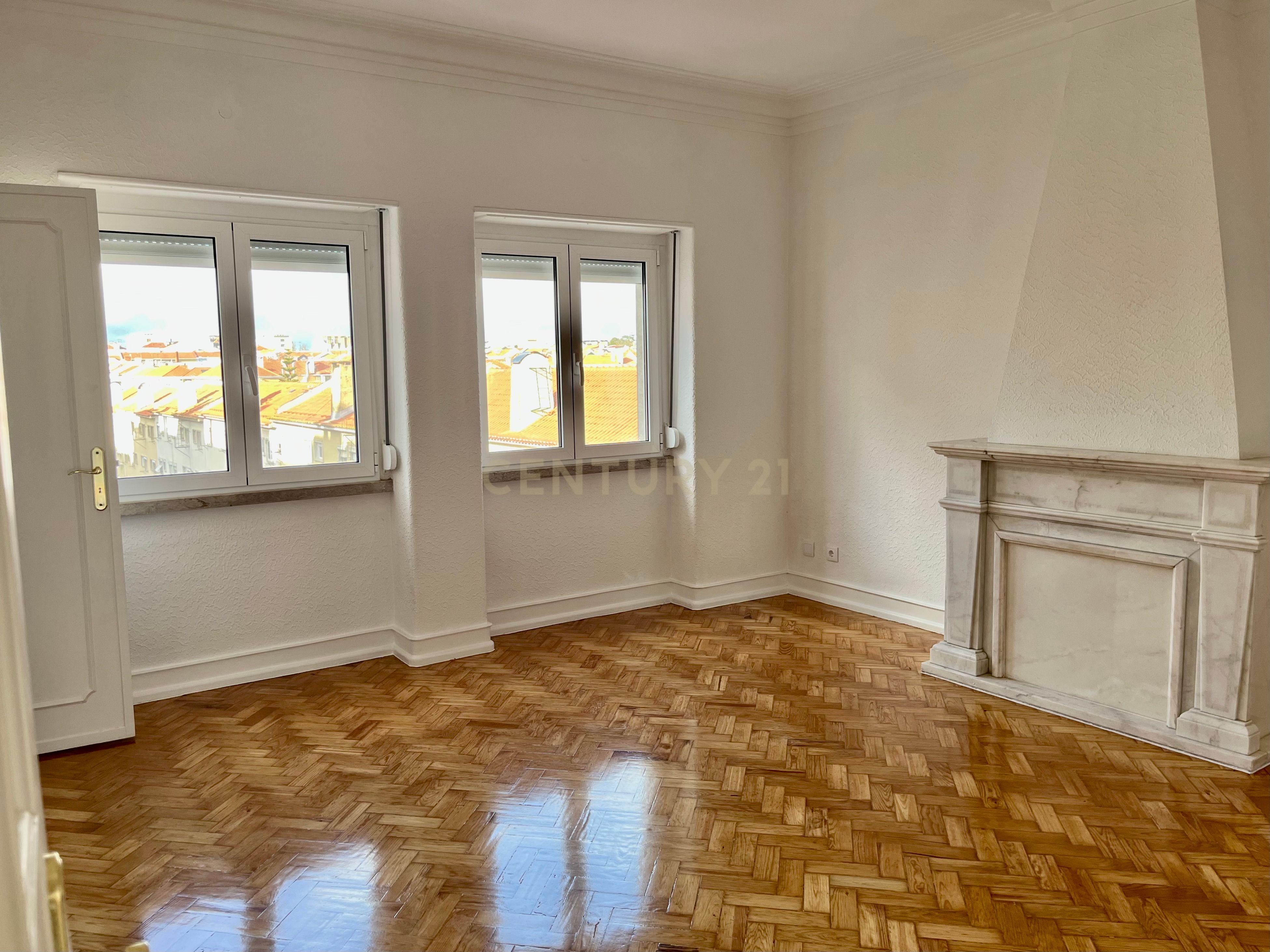 🏡 Arrenda-se Apartamento T4 em Alvalade – Remodelado | Com Garagem + 1 Estacionamento 🚗 - Image 24