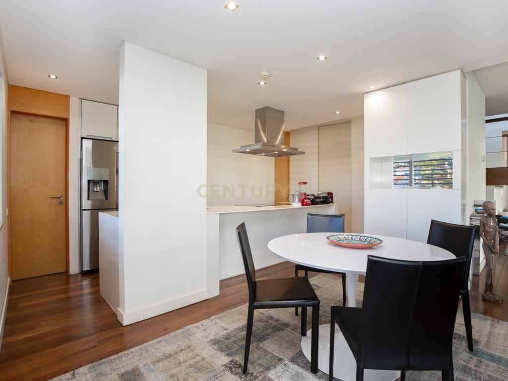 Apartamento T4 duplex em condomínio localizado no centro do Estoril - Image 9
