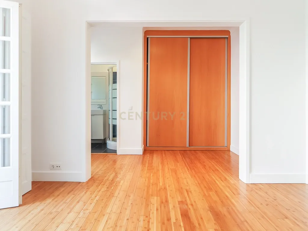Apartamento T3 para arrendamento com varanda junto à Avenida de Roma | Prédio com "arte" - Image 15