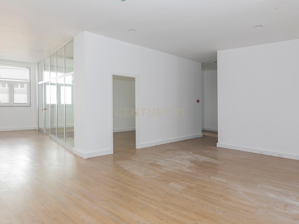 Espaço Comercial junto a Estação de Benfica. - Image 7