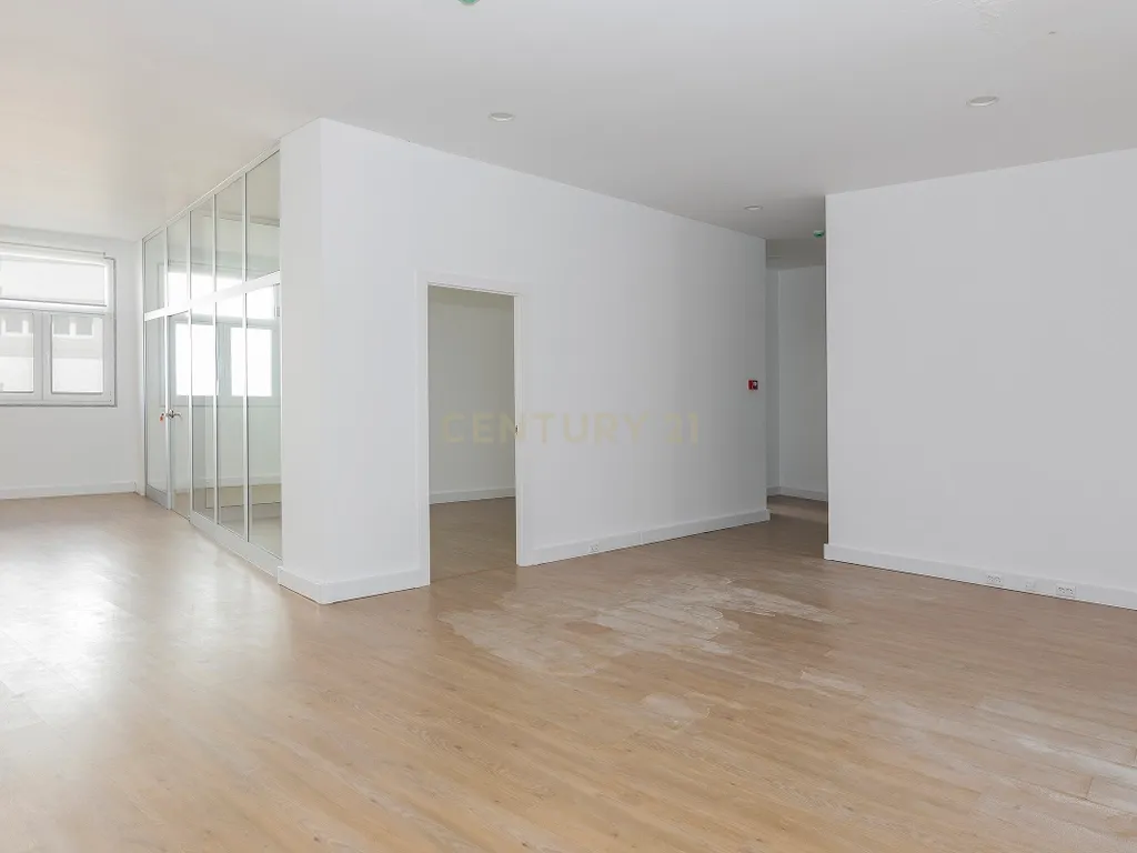 Espaço Comercial junto a Estação de Benfica. - Image 7