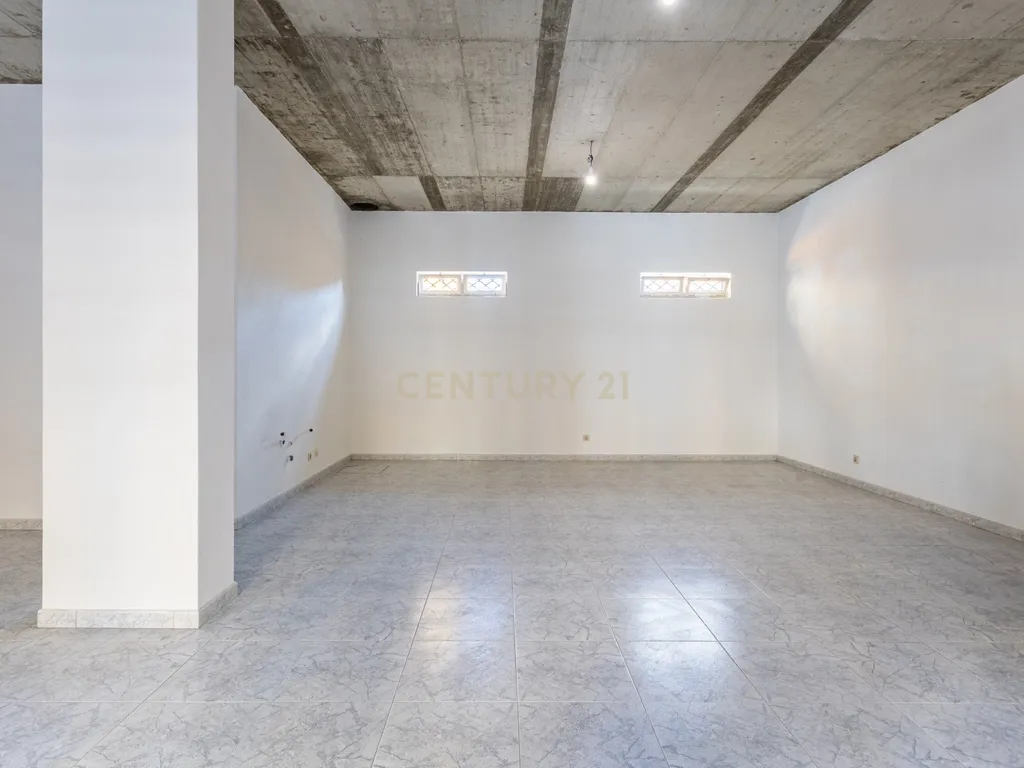 Loja/Espaço Comercial com Saída de Fumo Totalmente Remodelado em Apelação Loures - Image 4
