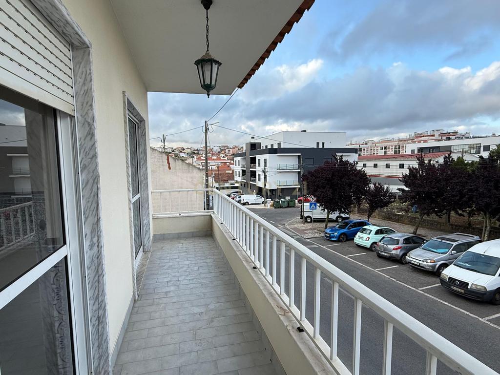 Andar de moradia com 3 quartos para arrendamento em Casal de Cambra - Image 9