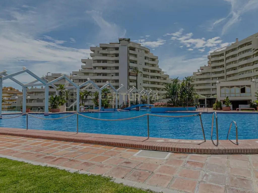 Apartamento T1 em Málaga com Vista e Acesso a Piscina - Image 8