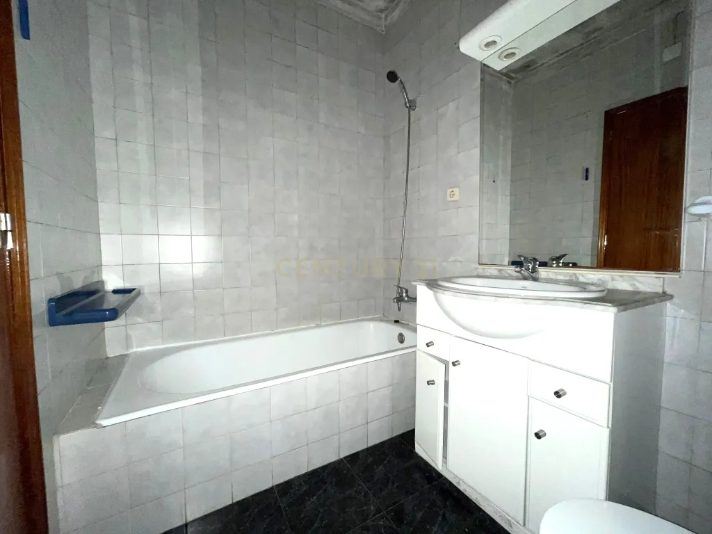 T3 em Vilar de Andorinho - Image 15