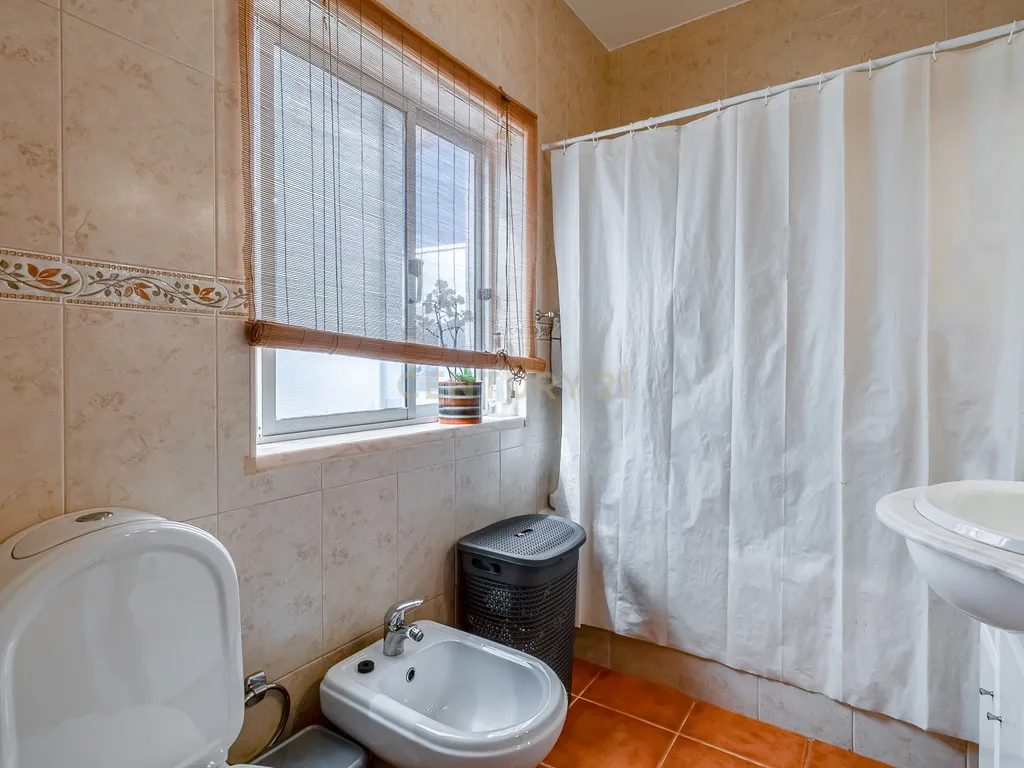 Casa T2 em Faro, Lagos - Localização Privilegiada e Conforto - Image 6