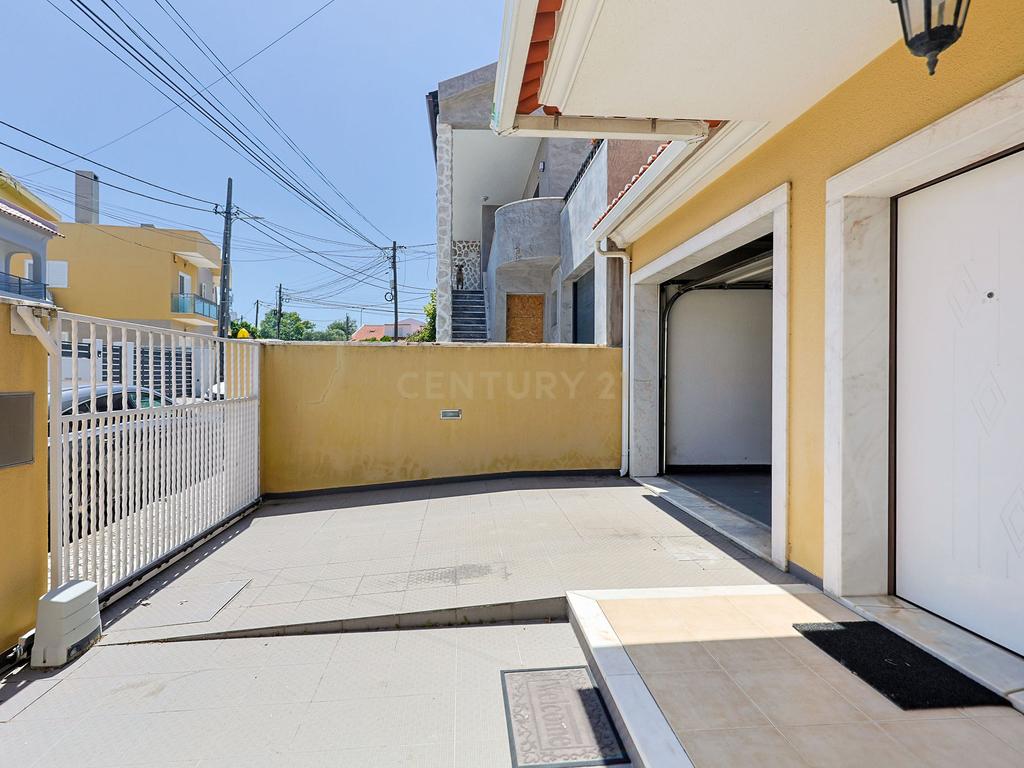 Moradia T3 com garagem e espaços exteriores nos Foros de Amora, Seixal - Image 33
