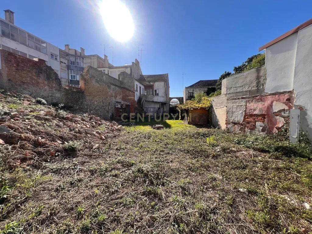 Prédio com terreno para construção e 3 Casas com frente para 2 ruas - Image 4