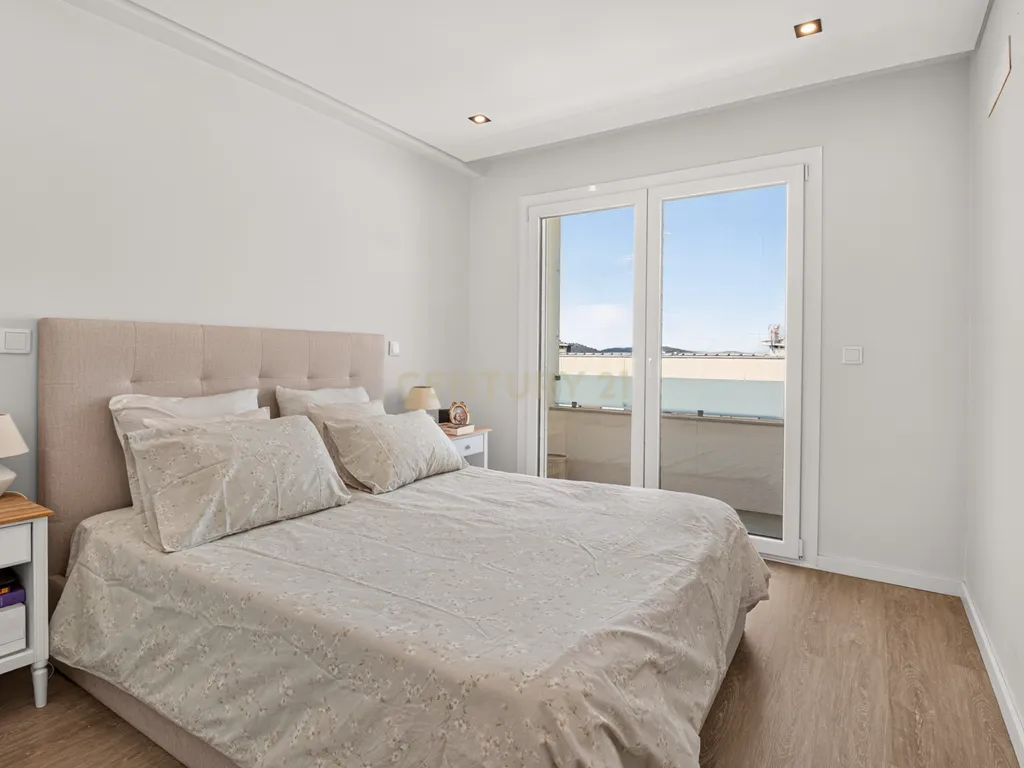 Apartamento Renovado com Vista Panorâmica em Braga - Image 8