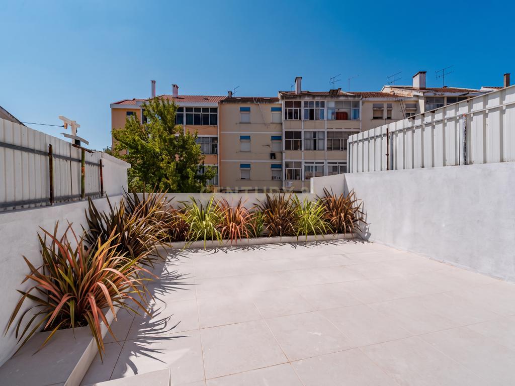 Apartamento Totalmente Remodelado com Terraço de 33 m² | Cruz de Pau – Amora - Image 11
