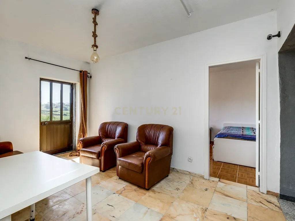 Moradia com Terreno Amplo e Vista Mar na Carvoeira - Image 11