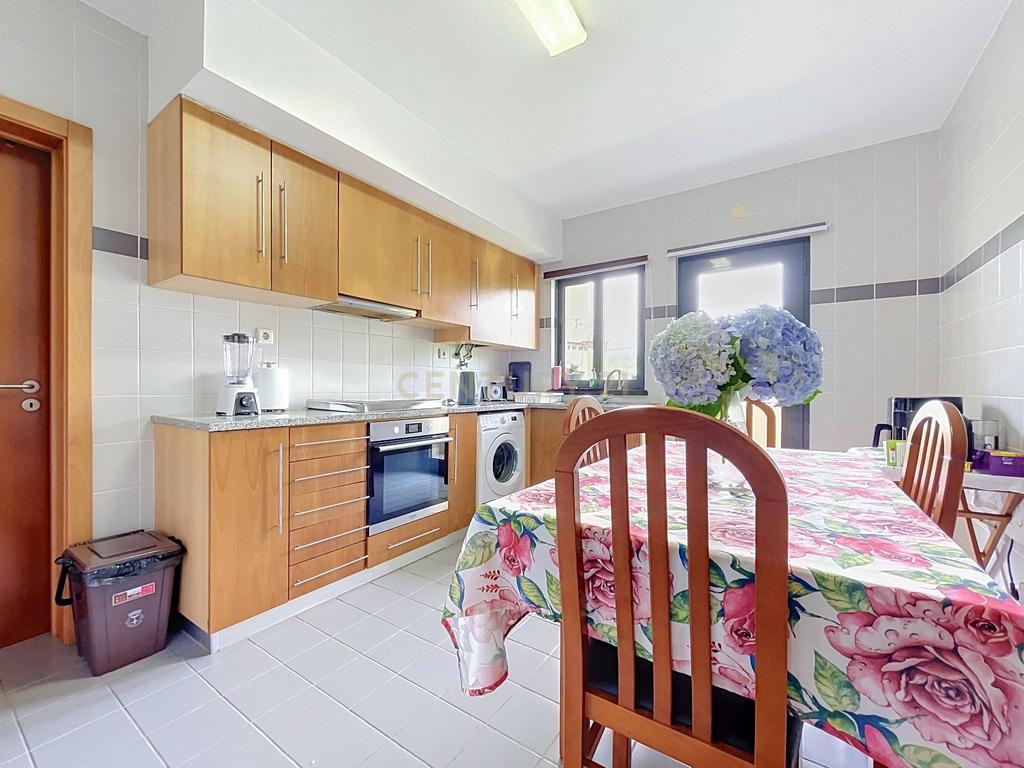 Apartamento T2 com Varandas, Excelentes Áreas e Zona de Lazer Privativa — Santa Cruz, Lagoa - Image 4