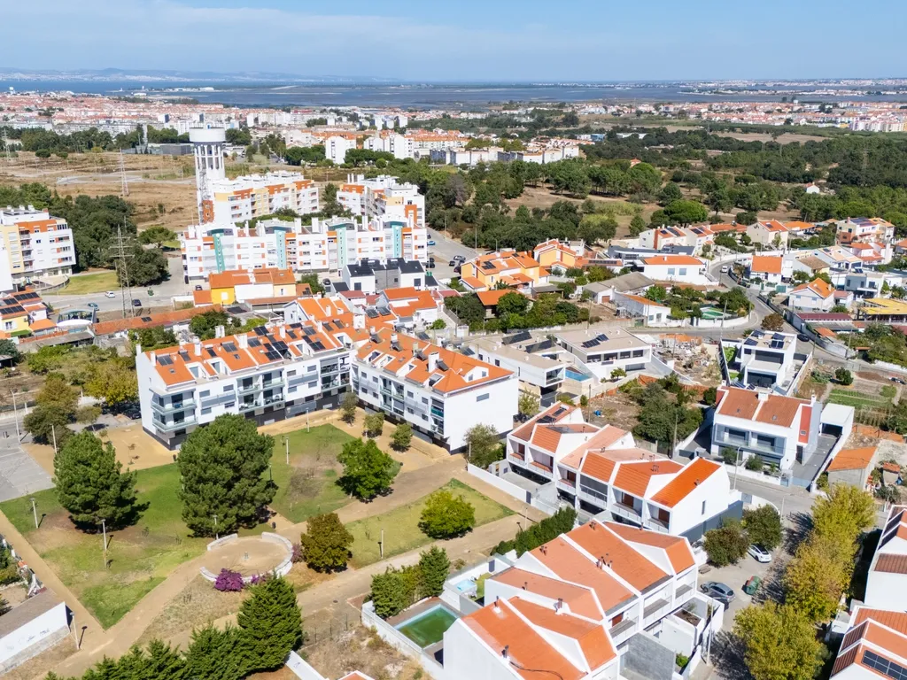 Moradia Contemporânea T4 em Santo António da Charneca - Barreiro - Image 53