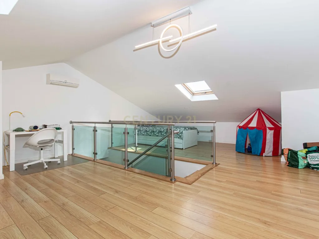 Moradia Independente T4+1 com Piscina, 321 m² de Construção e Garagem para 5 Viaturas | Albarraque, Rio de Mouro - Image 19