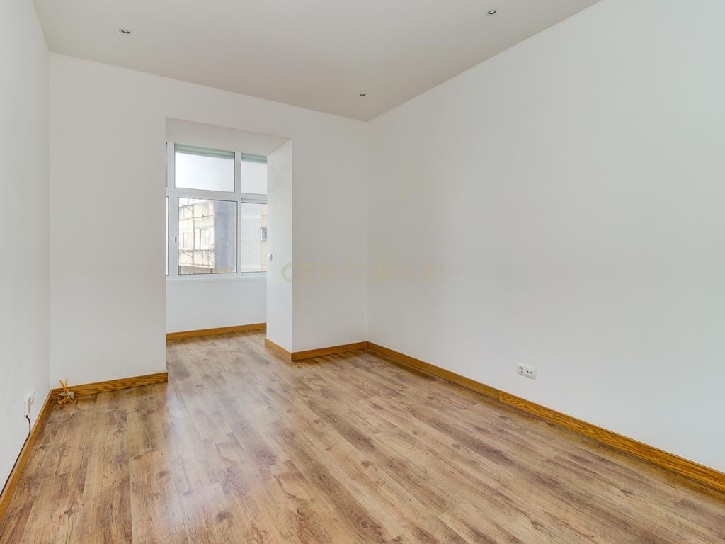  Apartamento T2 à venda na Rua Barão de Sabrosa – Penha de França, Lisboa - Image 3