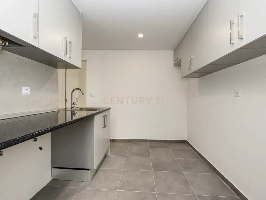 Apartamento T1+1 totalmente remodelado, próximo da Assembleia da República - Image 10