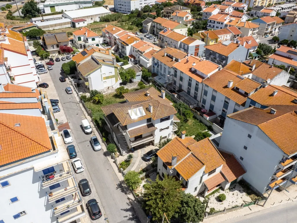 Excelente Moradia T7 no Carregado Inserida num generoso lote de 1.060m². - Image 16
