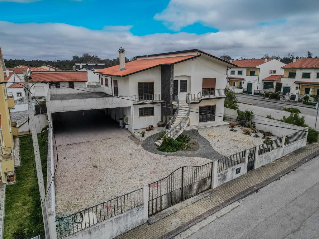Moradia com vista mar, situada numa aldeia piscatória a 200m da praia - Image 1