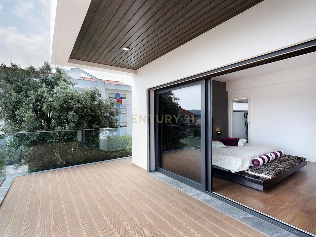 Moradia Isolada T4 Moderna com Piscina Privada, Jardim e Garagem Ampla na Pontinha - Image 33
