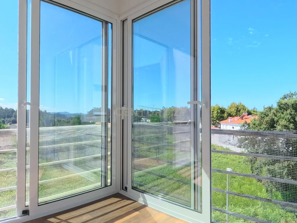 T2 Renovado com Garagem Fechada e 2 Varandas — Palmeira de Faro, Esposende - Image 1