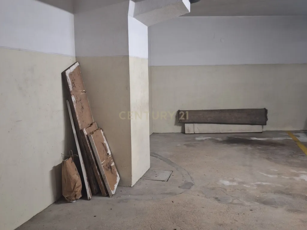 Excelente Apartamento T1 com Varanda, Garagem e Arrumos na Rua de Costa Cabral, Porto - Image 16