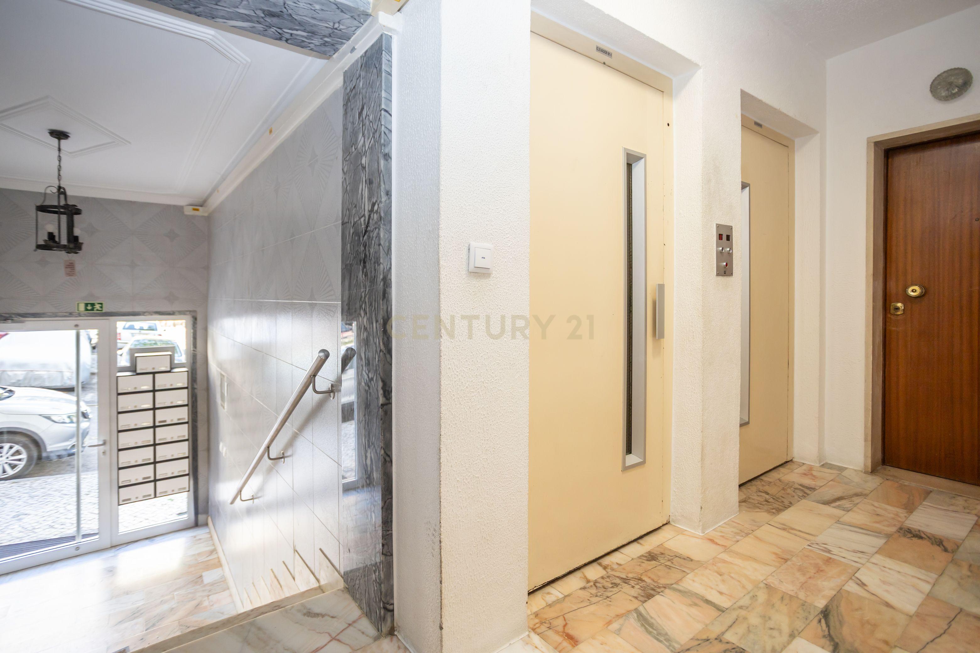 Fotografia 3 de T3 em Belas  com renovações  em Sistema de Propostas Multiplas