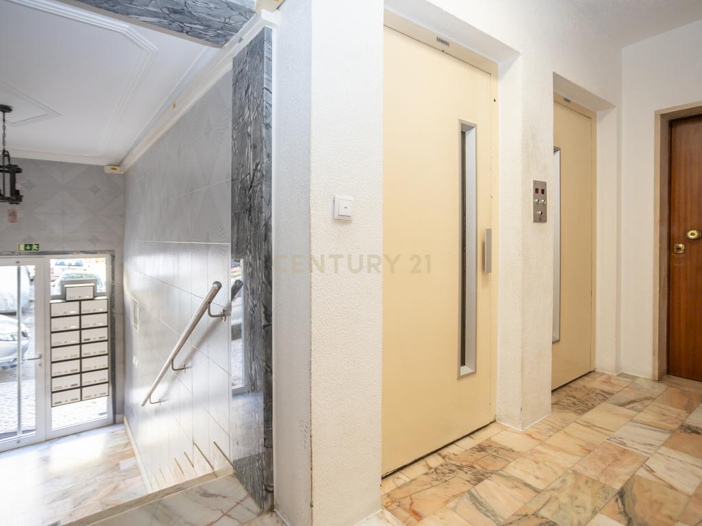 T3 em Belas com renovações em Sistema de Propostas Multiplas - Image 3