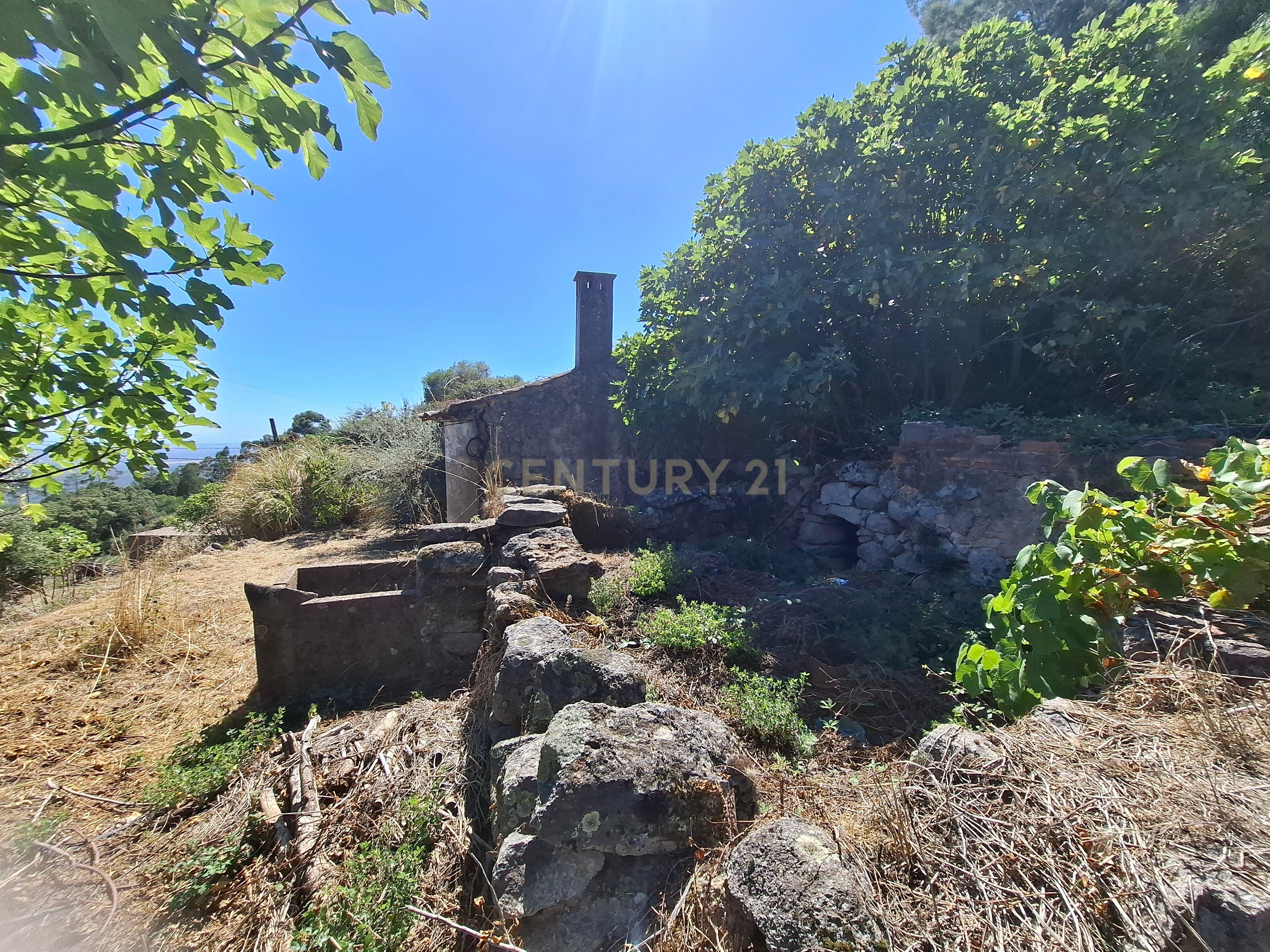 OPORTUNIDADE - REFÚGIO PERFEITO EM MONCHIQUE: QUINTA COM 1,2 HECTARES COM VISTA DESLUMBRANTE PARA SUL E COM UM POTENCIAL UNICO.