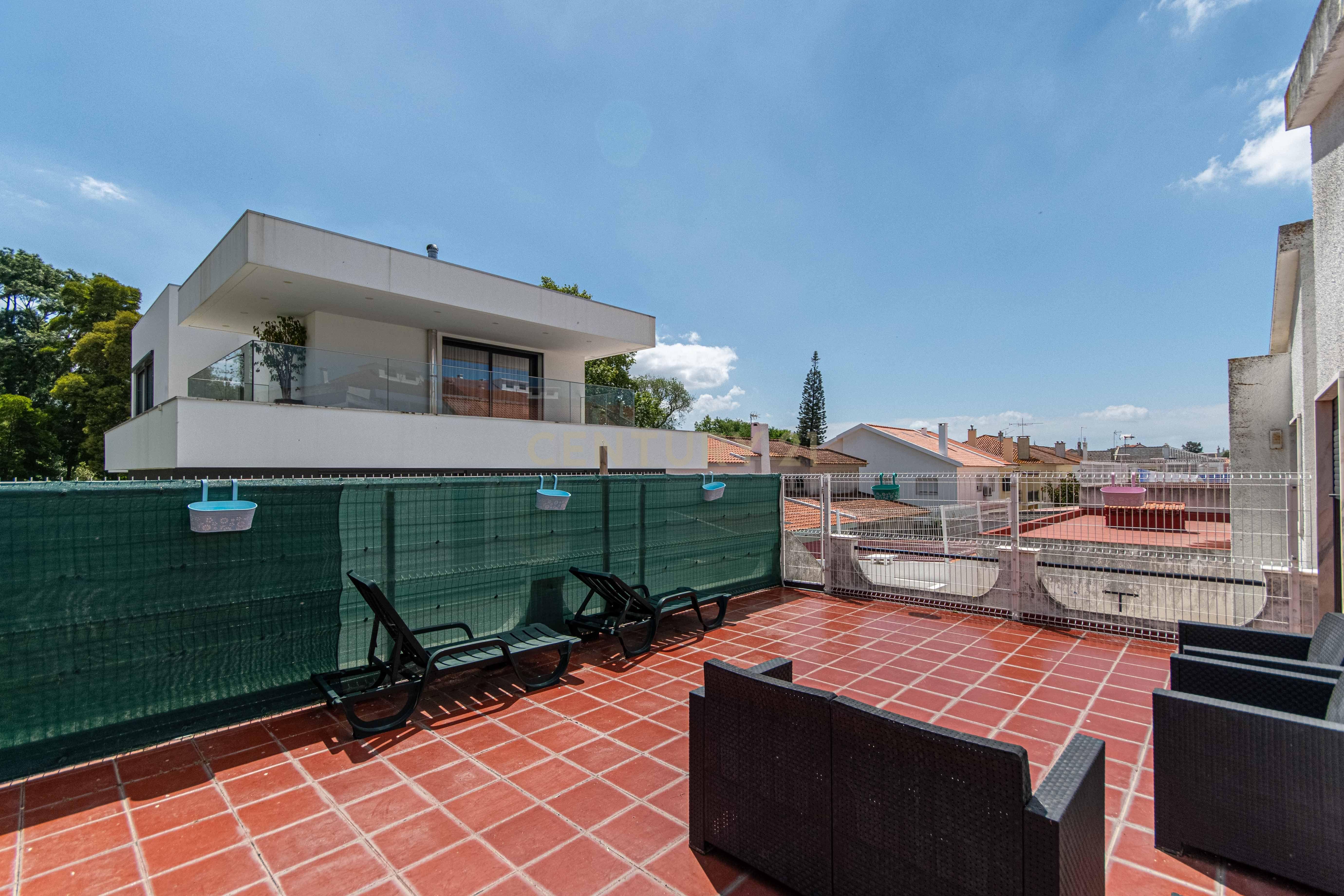 Moradia T6 no centro do Montijo com jardim e garagem - Image 15