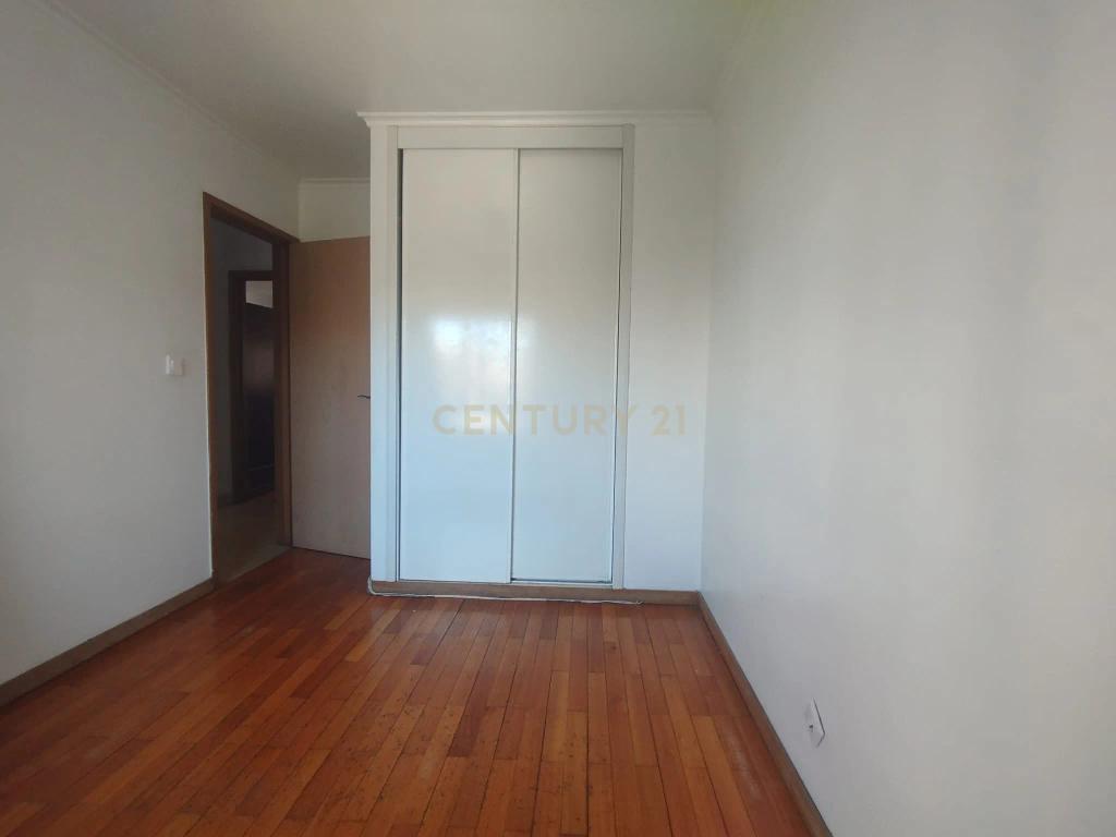 Apartamento T3 com Excelente Exposição Solar, Arrecadação e Ótima Localização no Monte da Caparica - Image 59