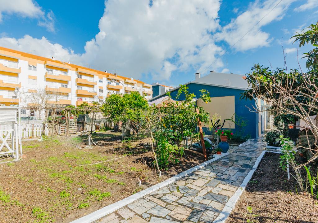 Montijo/Excelente Lote de Terreno com 1056m2 e Moradias para Remodelacao. - Image 7