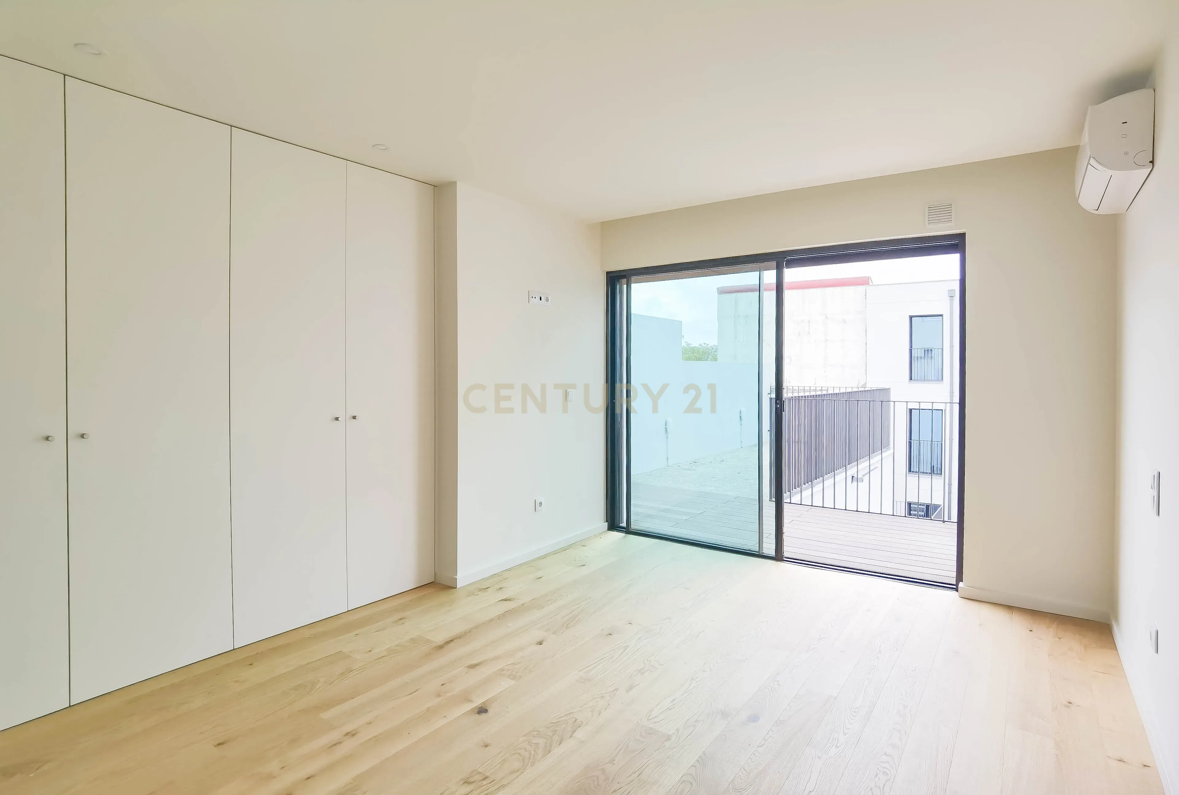 Apartamento T2+1 Duplex com Garagem, Arrumos e Amplas Varandas – Rua Aires Ornelas, Porto - Image 6