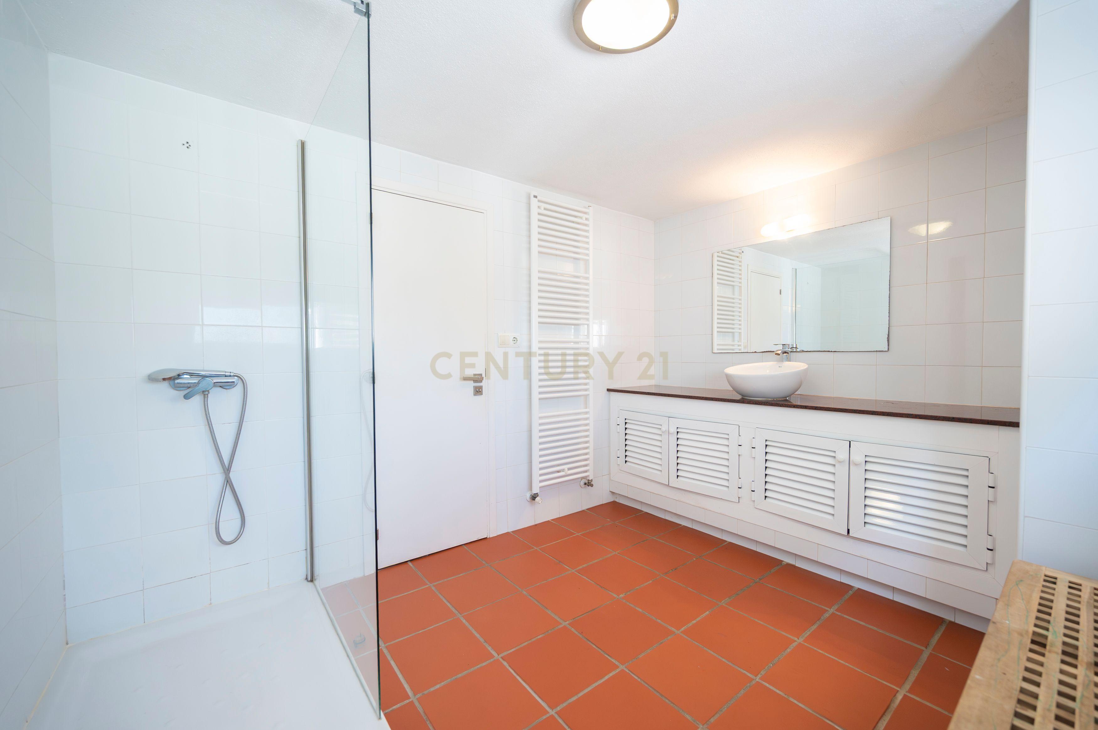 Moradia para reformar em Santa Eulália com piscina e vista panorâmica. Ótima oportunidade para investidores. - Image 34