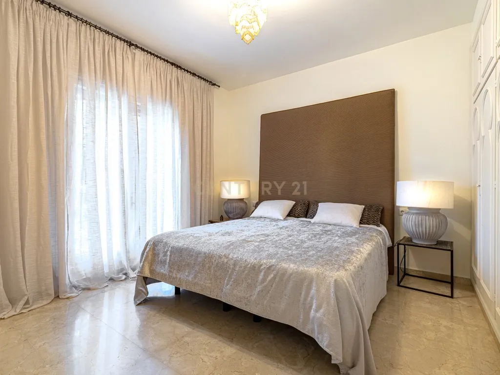 Elegância Andaluza Intemporal no Coração de El Paraíso, Estepona - Image 25