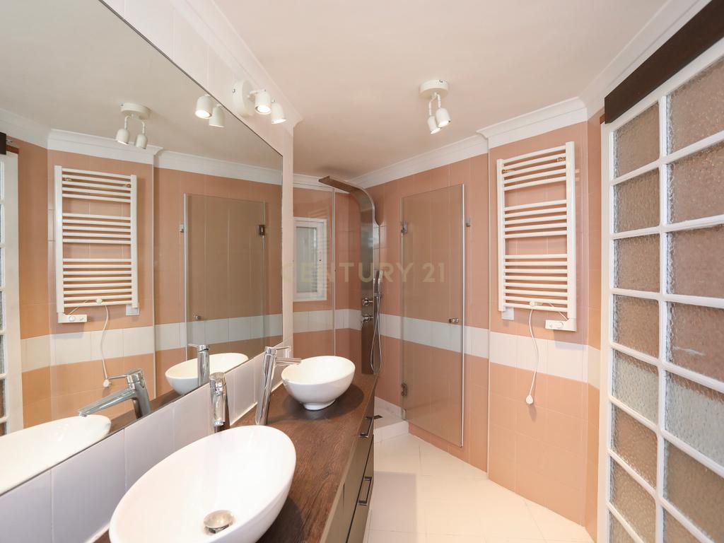 Deslumbrante Moradia T4+1 com Vista Mar e Piscina, Monte Estoril - Image 36