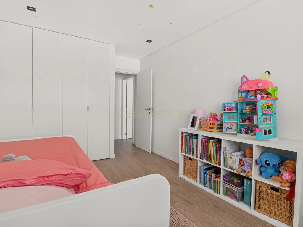 Apartamento Renovado com Vista Panorâmica em Braga - Image 18