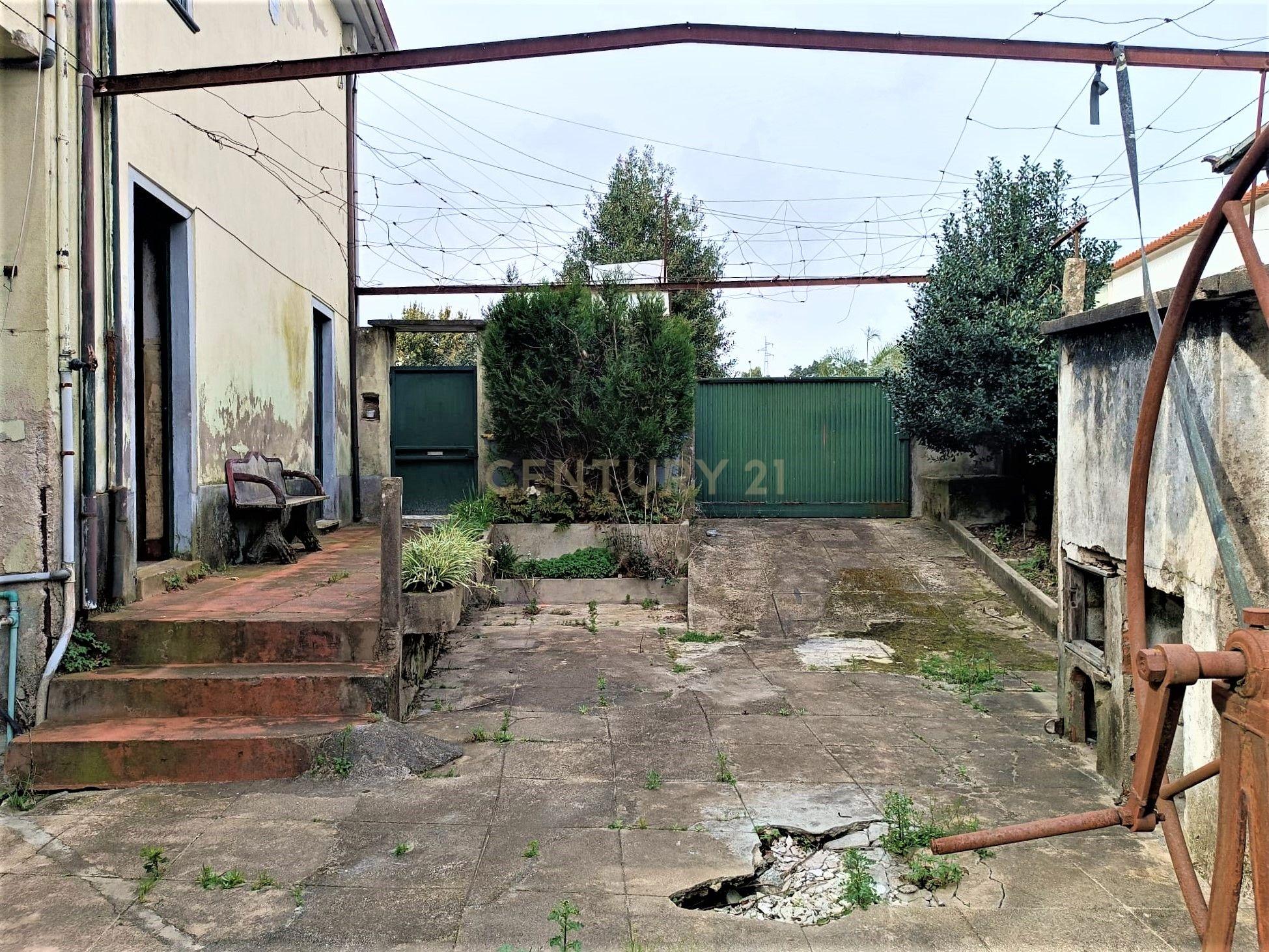 Moradia bifamiliar com cinco quartos, terreno e água para reconstrução no coração da Cidade da Maia, em Gueifaes - Image 35