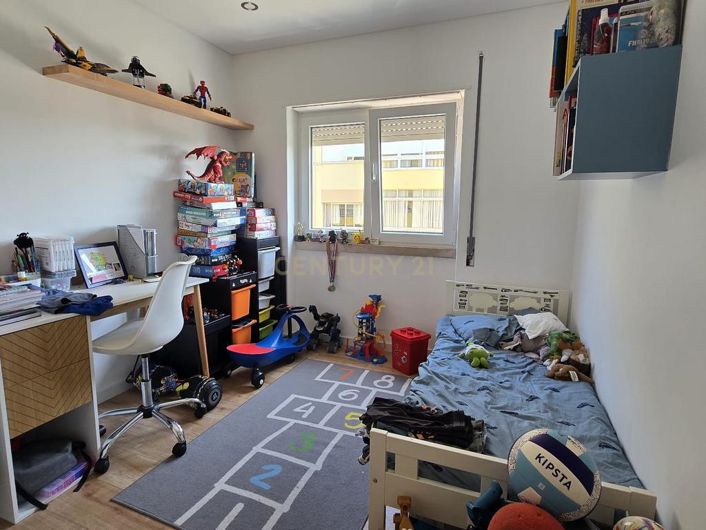 Apartamento T3 Totalmente Remodelado com Varanda e Arrecadação – Vistas Desafogadas - Image 11