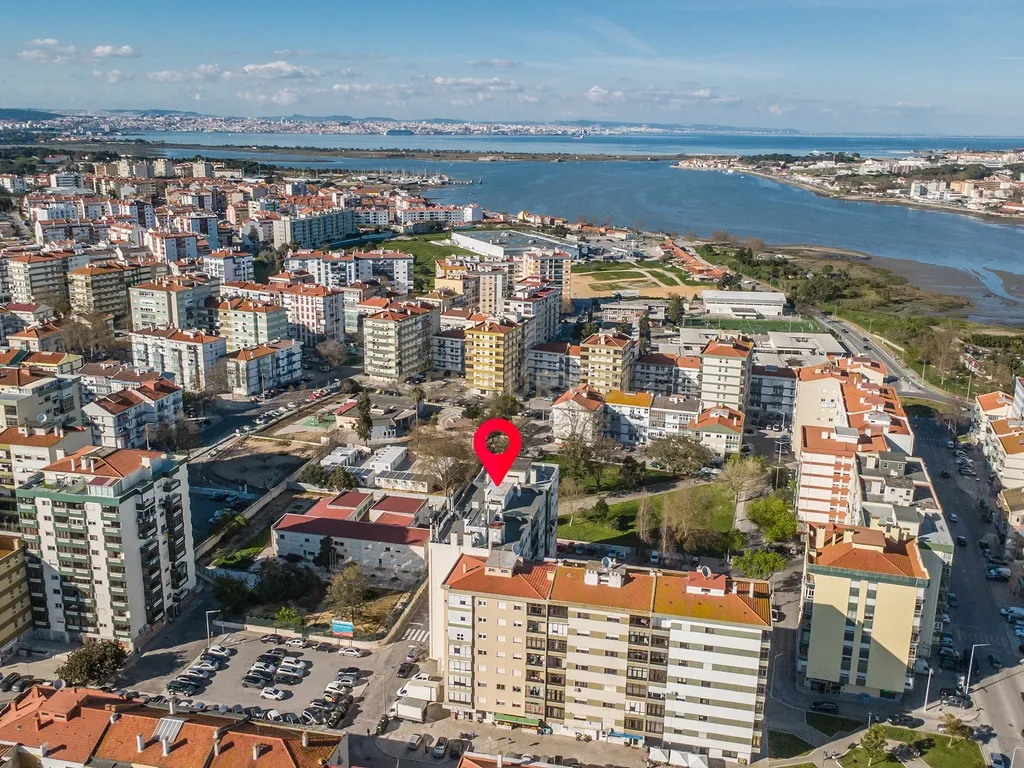 Apartamento T2 em Amora, Seixal - Oportunidade Única! - Image 1