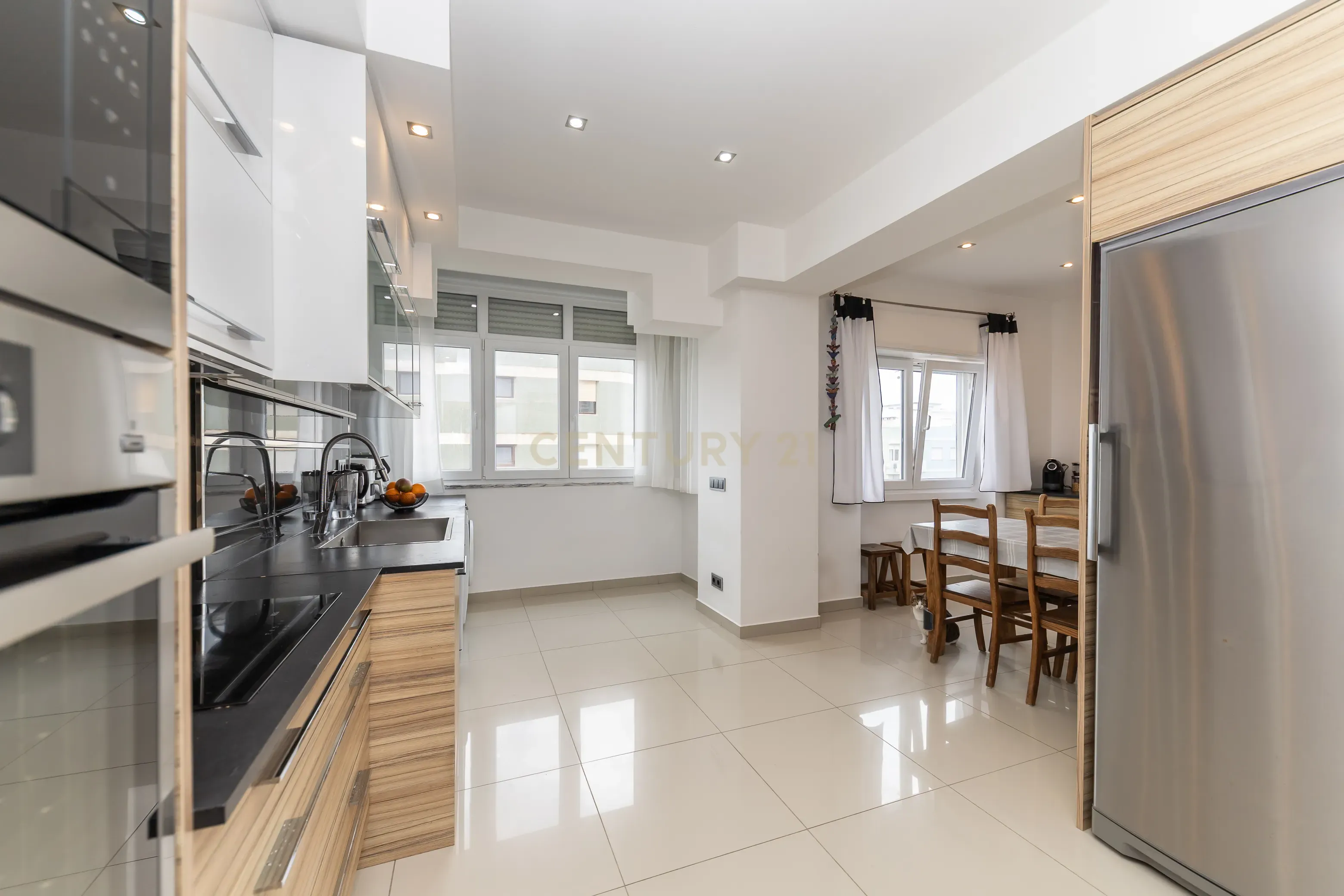 Apartamento T4 convertido em T3 - Totalmente Renovado com Materiais Premium no Centro de Setúbal - Image 29