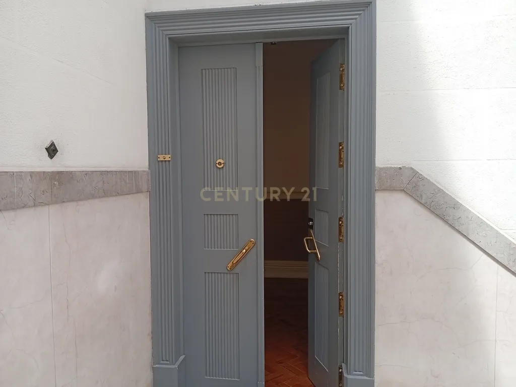 Situado no Bairro Azul junto do Metro e do El Corte Inglês/Fundação Gulbenkian, tem este apartamento com traça antiga com 7 assoalhadas dispostas numa área de 200 m². - Image 16