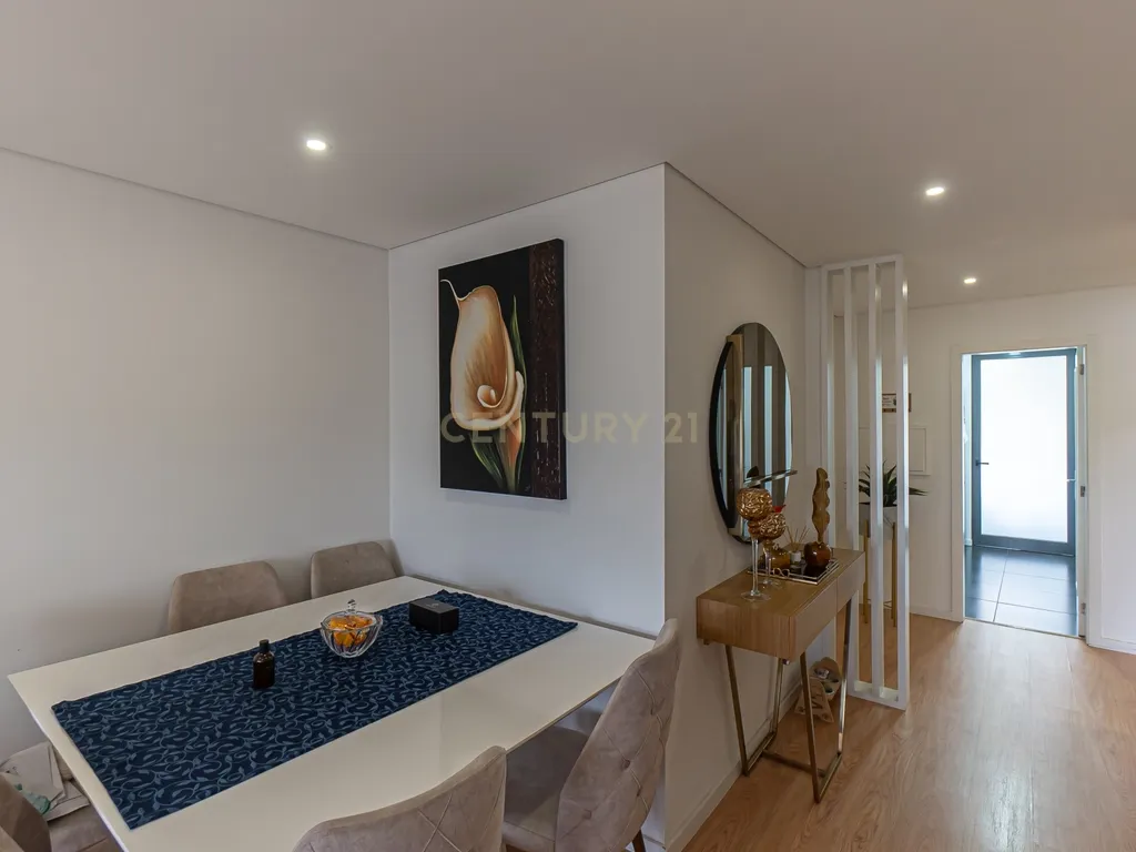 T2 Remodelado e Mobilado em Perafita, Matosinhos com Vista Panorâmica - Image 5