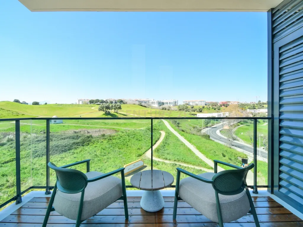 T1 Mobilado com Vista Panorâmica sobre o Campo de Golfe e o Céu de Lisboa - Image 12