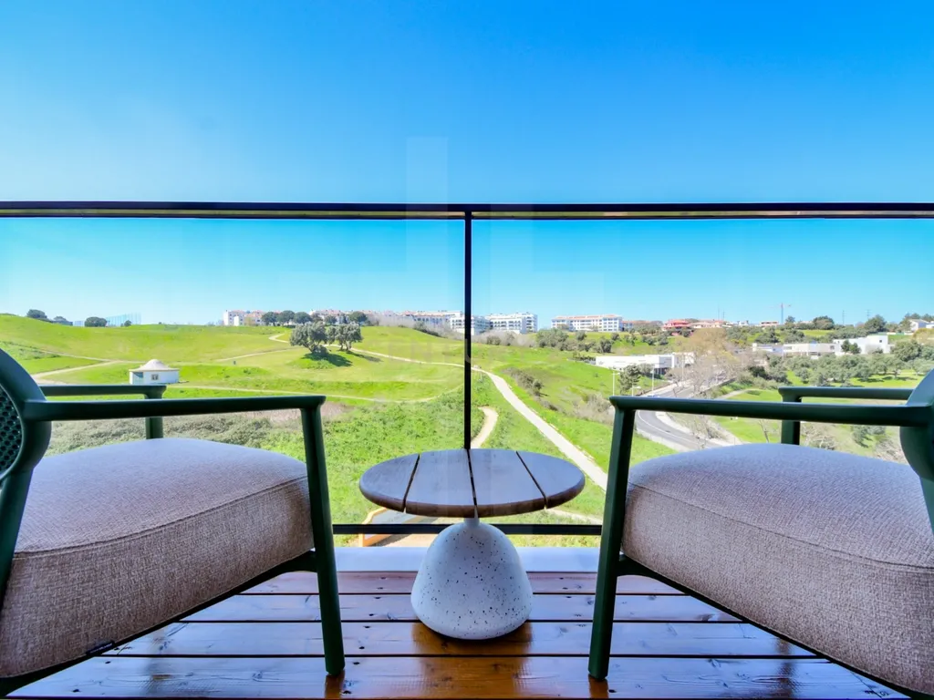 T1 Mobilado com Vista Panorâmica sobre o Campo de Golfe e o Céu de Lisboa - Image 13