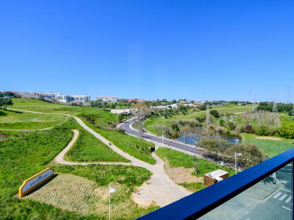 T1 Mobilado com Vista Panorâmica sobre o Campo de Golfe e o Céu de Lisboa - Image 14